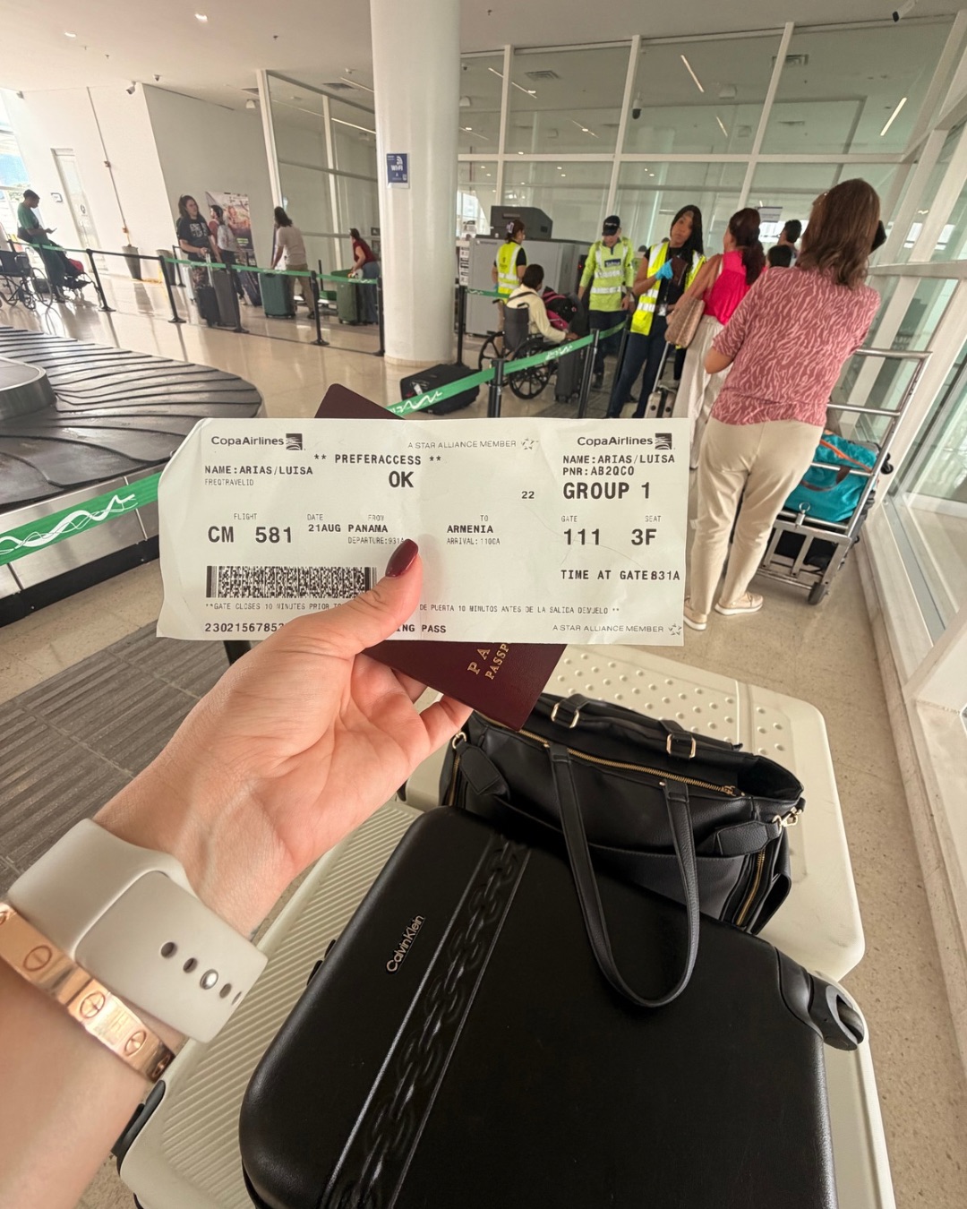 Luisa reencontrándose con su familia al regresar a Colombia
